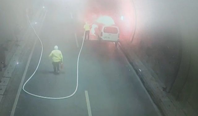 Kahramanmaraş'ta Yanan Aracı Trafik Polisleri Söndürdü