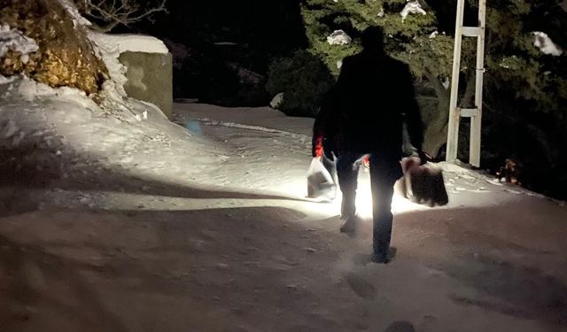 Kahramanmaraş'ta Bağ Evinde Mahsur Kalan Aileye Erzak Desteği