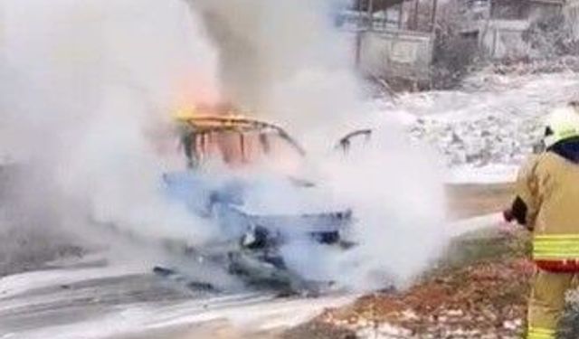 Kahramanmaraş'ta Seyir Halindeki Otomobil Alev Alev Yandı