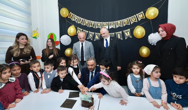 Başkan Toptaş’a Karne Programında Miniklerden Doğum Günü Sürprizi