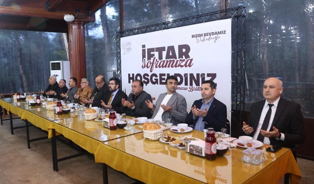 Başkan Akpınar, 105 Mahalle Muhtarıyla İftarda Buluştu