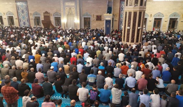 Kahramanmaraş’ta Kadir Gecesi’nde Abdulhamid Han Camii Doldu Taştı