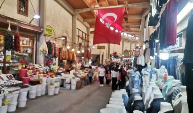 Kahramanmaraş’ta Tarihi Çarşıda Yoğunluk, Evlerde Tatlı Telaşı
