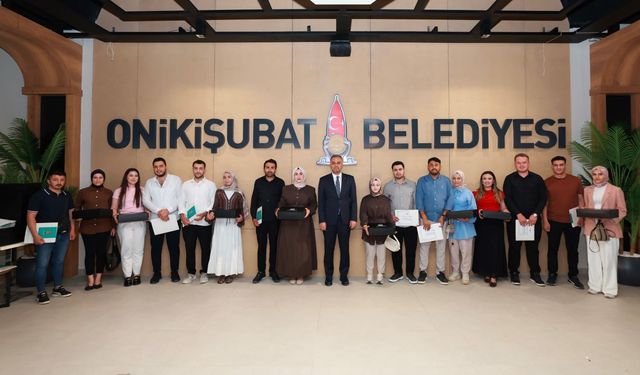 Onikişubat Belediyesi’nin Evlilik Okulu’nu Tamamlayan İlk 50 Çift Sertifikalarını Aldı