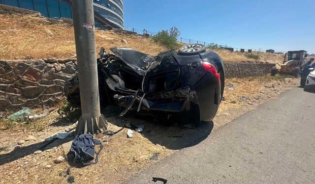 Kahramanmaraş’ta Otomobil KGYS Direğine Çarptı: 2 Ağır Yaralı