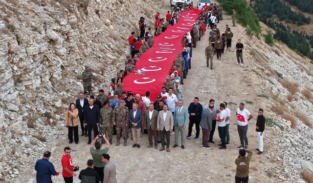 Dünyanın En Büyük Türk Bayrağında Anlamlı 30 Ağustos Bayrağa Saygı Yürüyüşü