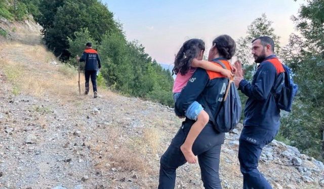 Kahramanmaraş’ta Araçta Mahsur Kalan Baba Ve Kızı Kurtarıldı