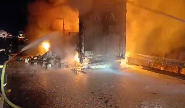 Kahramanmaraş’ta Madeni Yağ Yüklü Tır Yangında Demir Yığınına Döndü