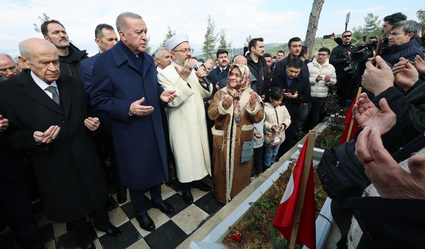 Cumhurbaşkanı Erdoğan, Kapıçam’da Deprem Şehitliği’ni Ziyaret Etti