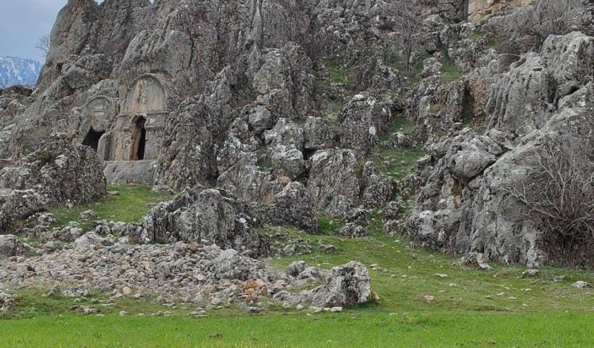 Kahramanmaraş'ta Kaya Mezarları Doğa Severlerin İlgi Odağı Oldu!