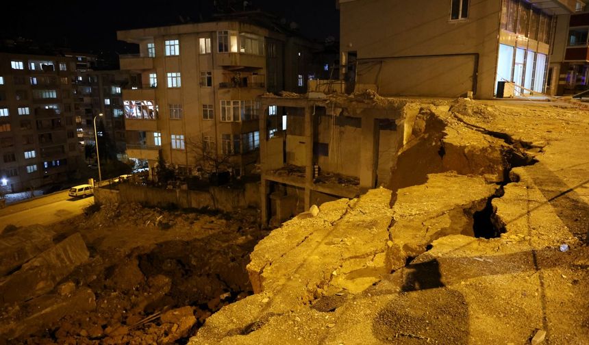 Kahramanmaraş'ta toprak kayması: Çok sayıda araç zarar gördü!