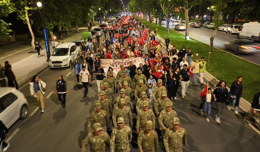 Kahramanmaraş’ta 19 Mayıs Coşkusu Fener Alayı ile Başladı