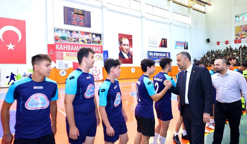 Başkan Toptaş, Cumhuriyet Spor Şöleni futsal finalini izledi