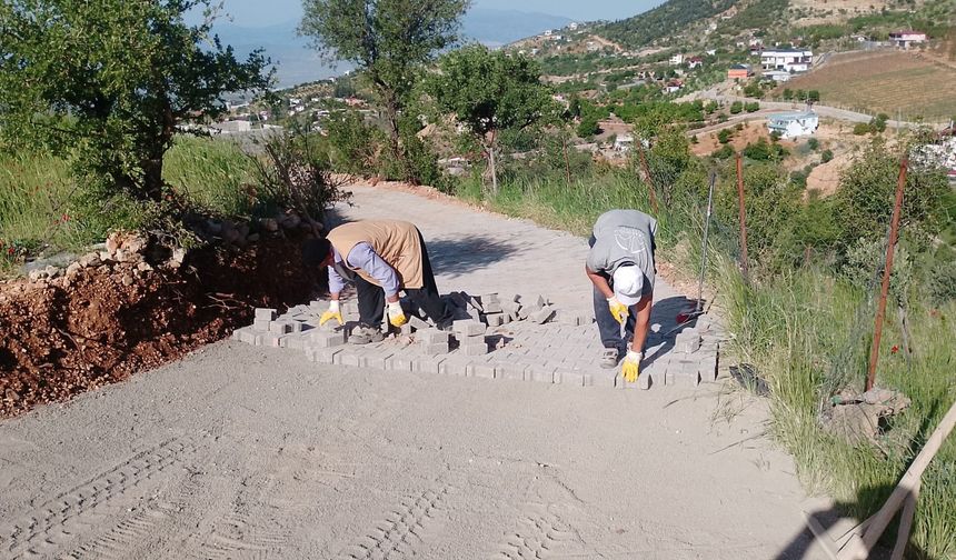 DULKADİROĞLU’NDA YOL, ASFALT VE PARKE SEFERBERLİĞİ