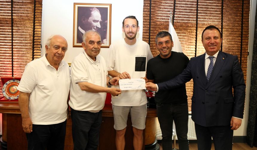 BAŞKAN NARLI’DAN GOL KRALI AYKUT ÇİFT’E ÖZEL ÖDÜL!