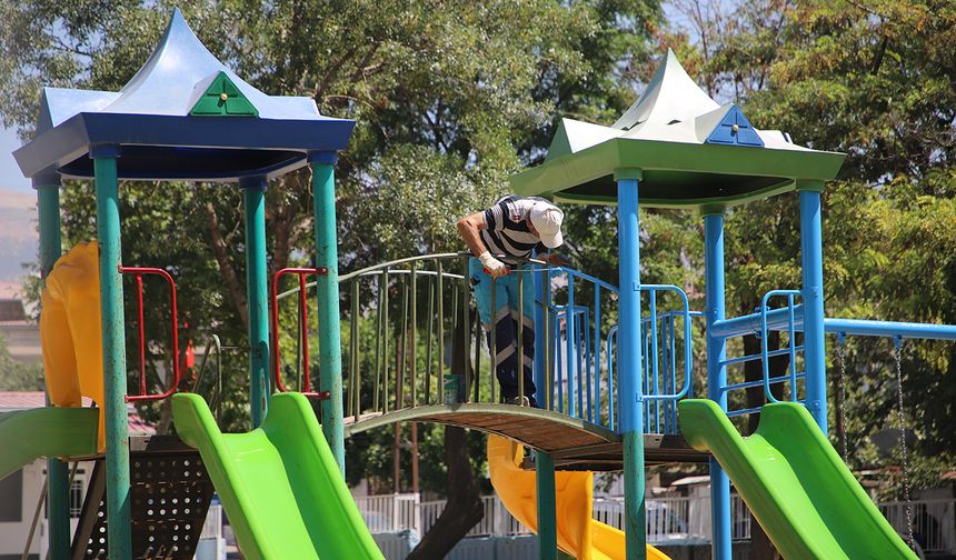 DULKADİROĞLU’NDA PARK VE BAHÇELER YAZA HAZIR
