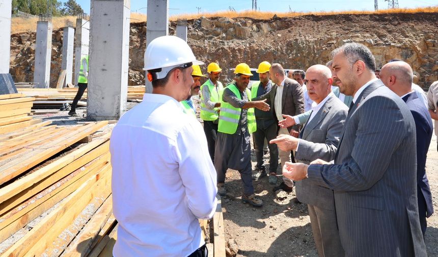 Kirişci ve Toptaş, Kale Gençlik Merkezi inşaatında incelemelerde bulundu