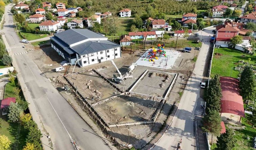 Gençlik merkezi ve futbol sahasında incelemelerde bulunuldu