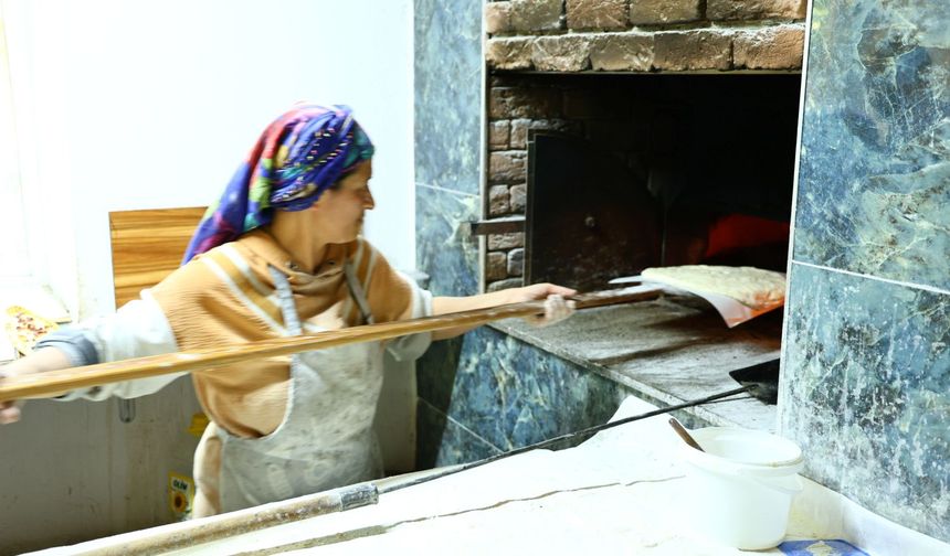 Kahramanmaraş Çardak Mahallesi'nde 170 Yıllık Ekmek Geleneği Sürüyor