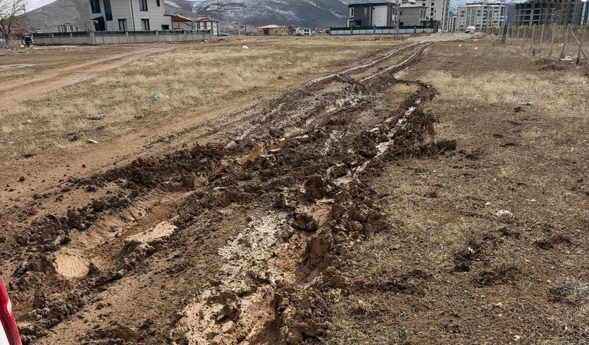 Elbistan’da Vatandaşlardan Çamur Tepkisi