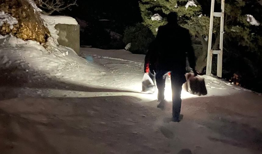 Kahramanmaraş'ta Bağ Evinde Mahsur Kalan Aileye Erzak Desteği