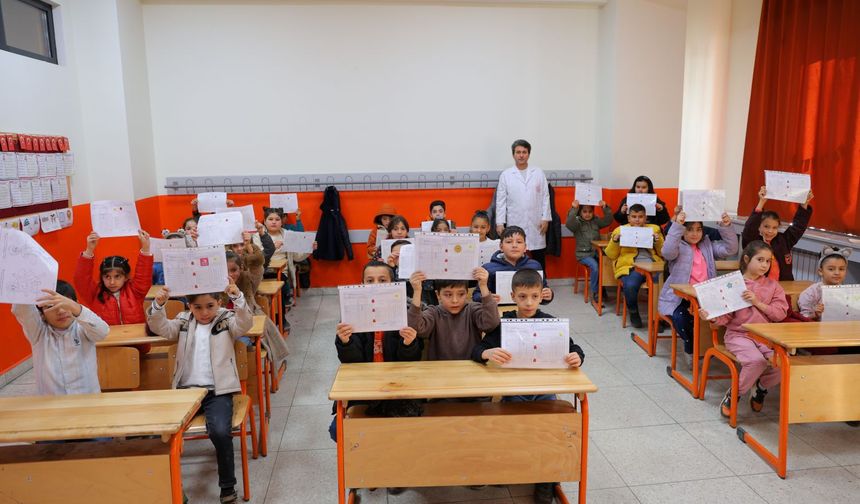 Deprem Bölgesindeki Haydar Aliyev İlkokulu'nda Karne Heyecanı