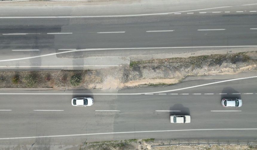 Kahramanmaraş’ta Depremde 7 Metre Kayan Yol Dikkat Çekiyor