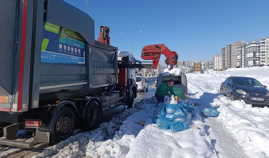 Onikişubat’ta kar mesaisi: Tüm ekipler sahada, çalışmalar aralıksız sürüyor