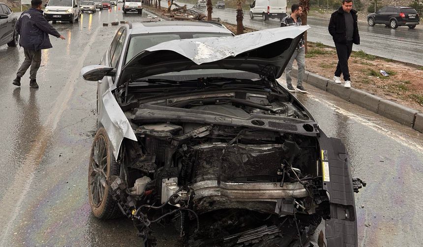 Kahramanmaraş’ta Kontrolden Çıkan Otomobil Ağaca Çarptı: 1 Yaralı