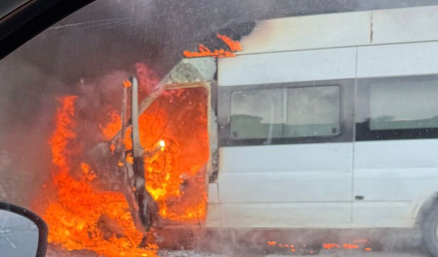 Kahramanmaraş’ta Seyir Halindeki Minibüs Alev Topuna Döndü
