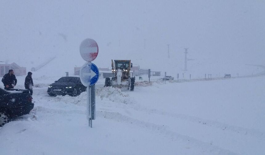 Kahramanmaraş’ta Kar ve Tipi Ulaşımı Felç Etti