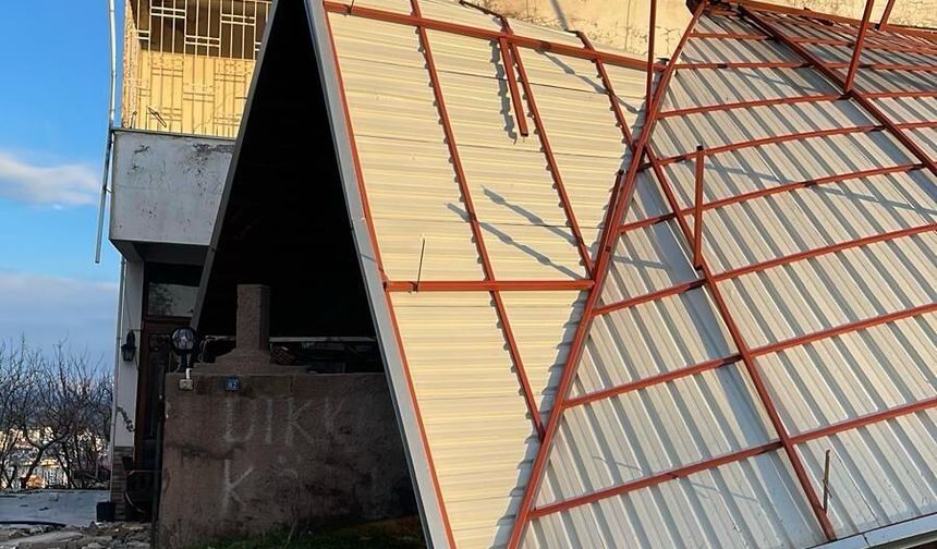 Kahramanmaraş’ta Rüzgar Çatıyı Uçurdu, Yüksek Gerilim Hattı Patladı