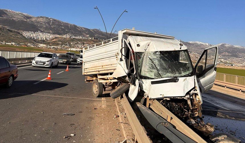 Kahramanmaraş’ta Kamyonet Bariyere Ok Gibi Saplandı