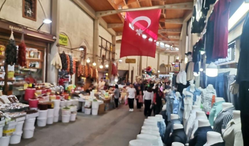 Kahramanmaraş’ta Tarihi Çarşıda Yoğunluk, Evlerde Tatlı Telaşı