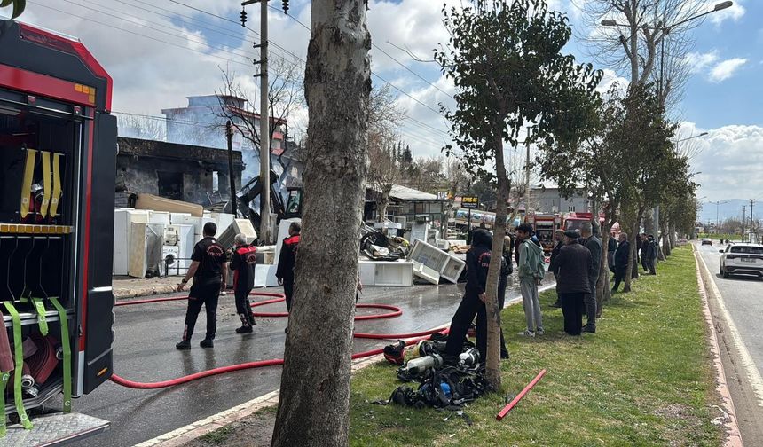 Kahramanmaraş'ta İkinci El Eşya Dükkanında Yangın Paniği