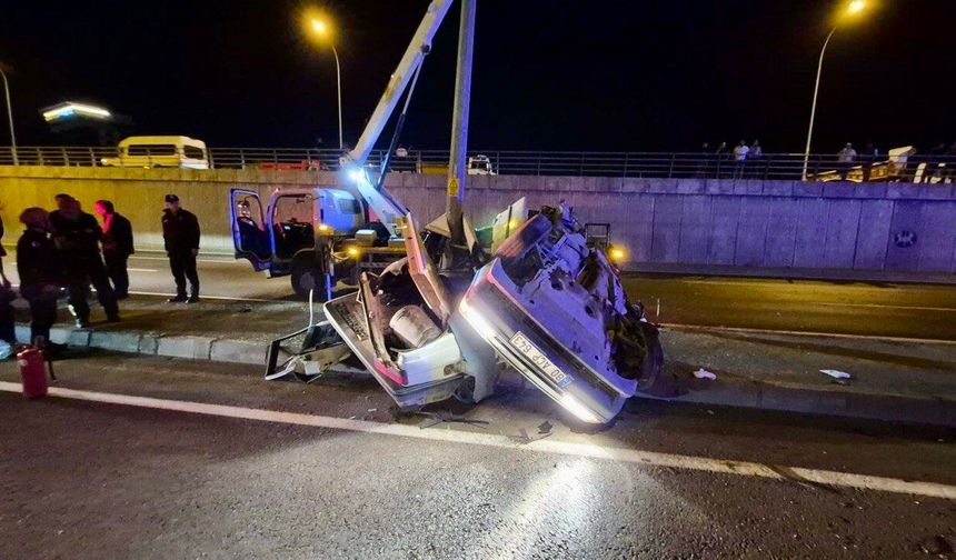 Kahramanmaraş’ta Otomobil Aydınla Direğine Çarptı: 3 Yaralı