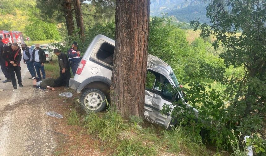Kahramanmaraş’ta hafif ticari araç ağaca çarptı: 1 Ağır, 3 Hafif Yaralı