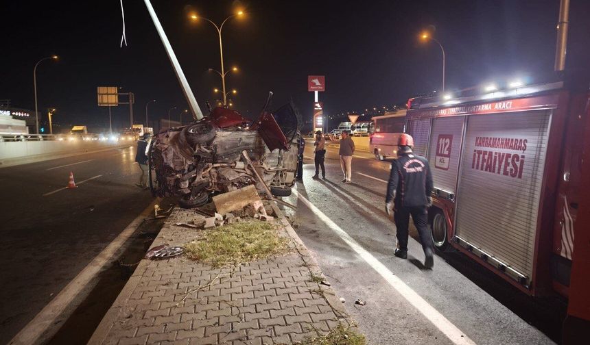 Kahramanmaraş’ta Feci Kaza: Otomobil Direğe Çarptı, 1’i Ağır 2 Yaralı