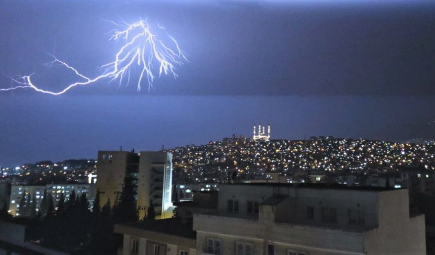 Kahramanmaraş’ta Tarlada Yıldırım İsabet Etti: 1 Kişi Ağır Yaralandı