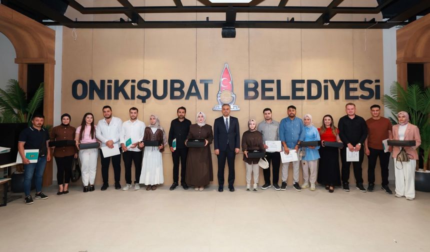 Onikişubat Belediyesi’nin Evlilik Okulu’nu Tamamlayan İlk 50 Çift Sertifikalarını Aldı