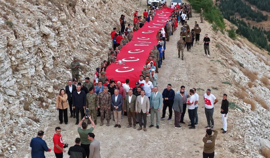 Dünyanın En Büyük Türk Bayrağında Anlamlı 30 Ağustos Bayrağa Saygı Yürüyüşü
