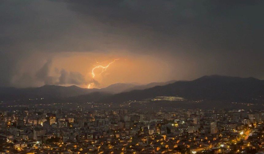 Kahramanmaraş’ta Yıldırımlar Geceyi Gündüze Çevirdi