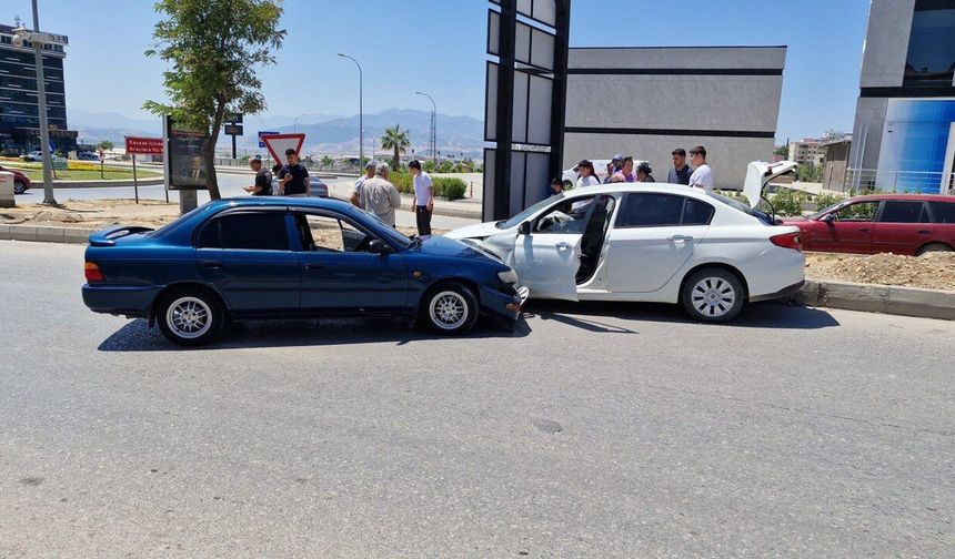 Kahramanmaraş’ta İki Otomobil Çarpıştı: Biri Çocuk 3 Yaralı