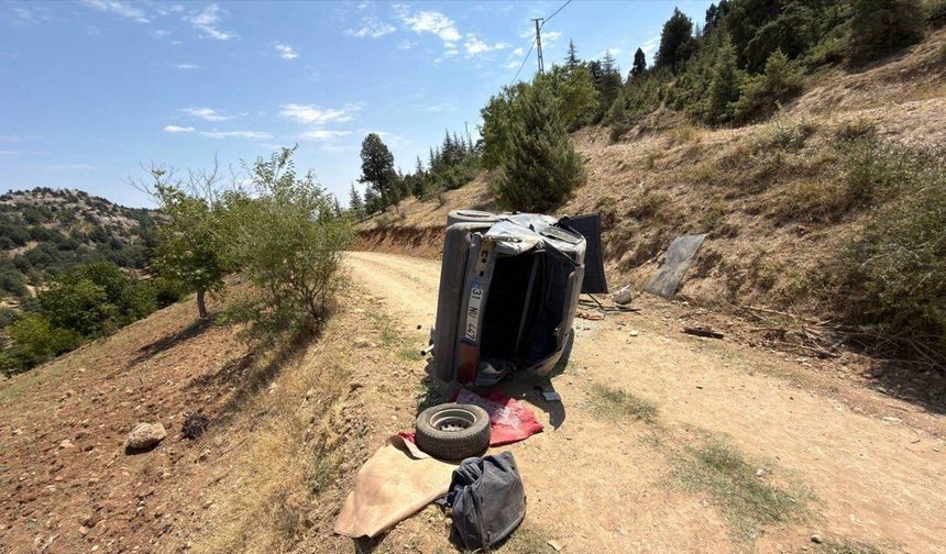 Çağlayancerit’te Otomobil Kontrolden Çıktı: 3 Yaralı