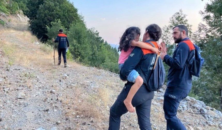 Kahramanmaraş’ta Araçta Mahsur Kalan Baba Ve Kızı Kurtarıldı