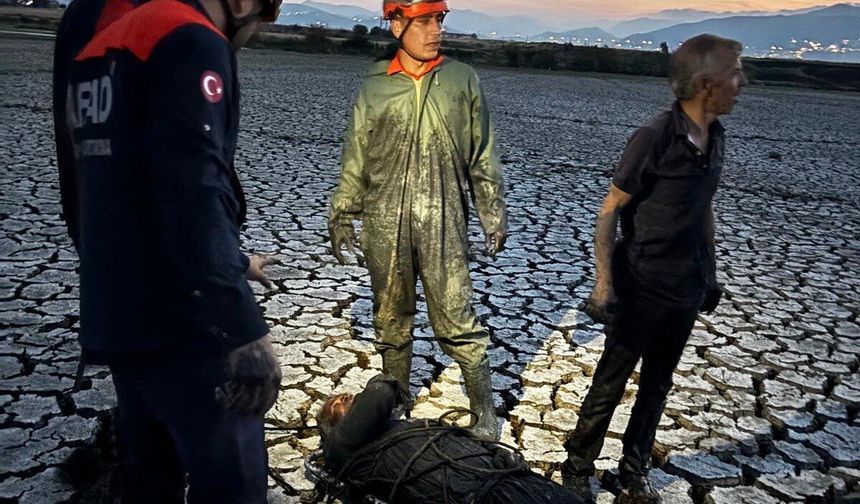 Kahramanmaraş’ta Köprü Altında Çamura Saplanan Yaşlı Adam Kurtarıldı