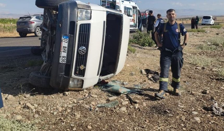 Tarım İşçilerini Taşıyan Minibüs Devrildi: 12 Yaralı