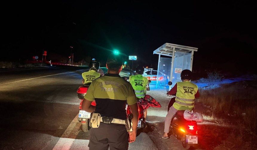 Kahramanmaraş’ta Jandarmadan Motosiklet Sürücülerine Reflektif Yelek Desteği