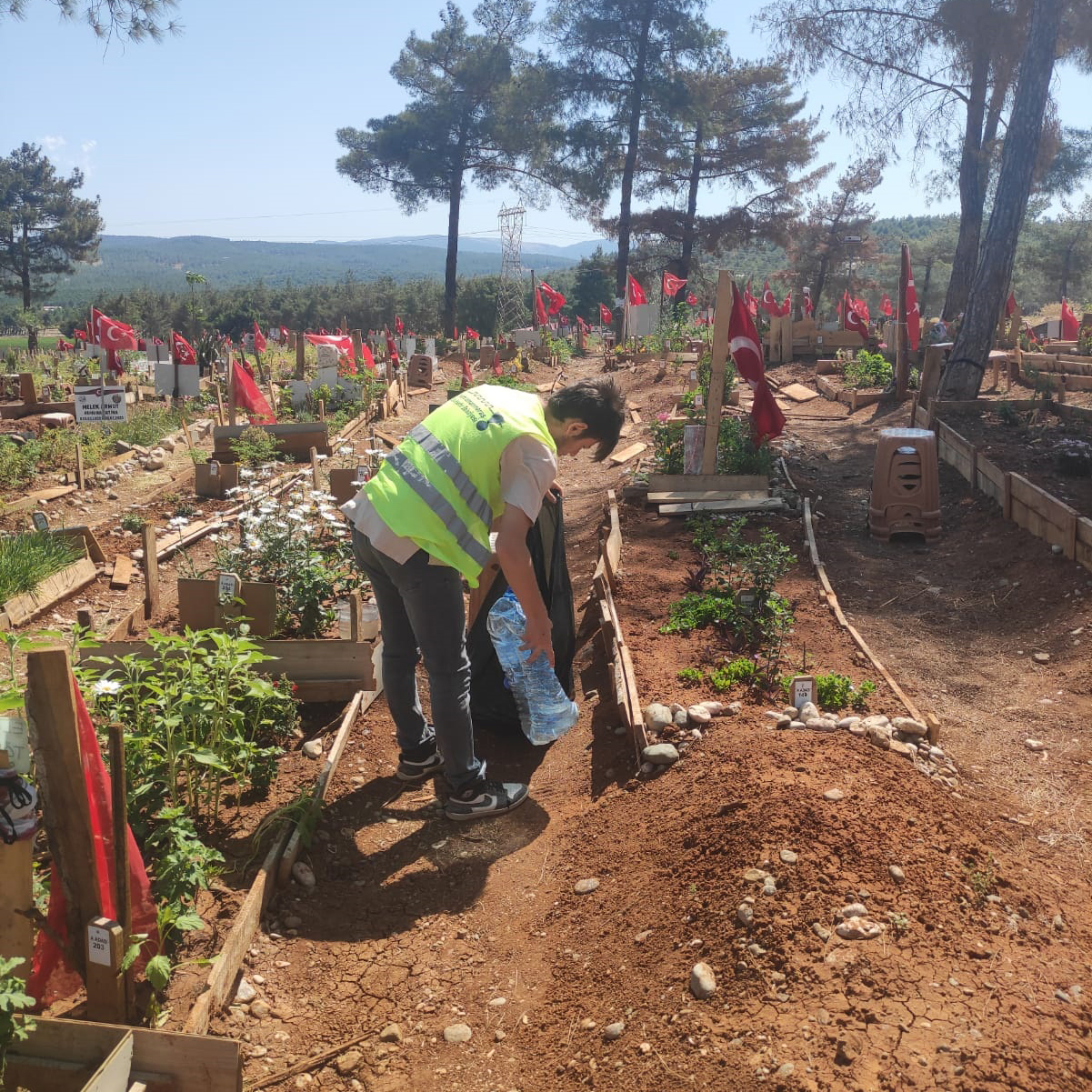 Kahramanmaraş'ta Kurban Bayramı nedeniyle mezarlıklar temizleniyor!