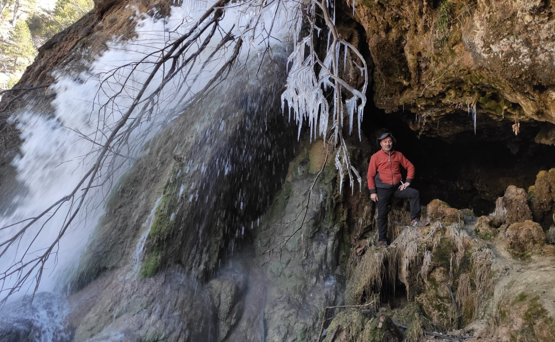 Kahramanmaraş'ta soğuktan buzul sarkıtları oluştu!